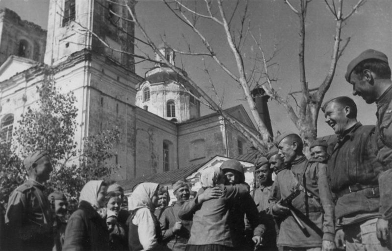 Жители города встречают освободителей. 4 июля 1944 г.