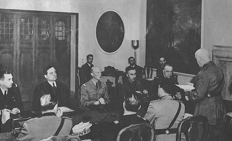 Пьетро Бадольо объявляет условия франко-итальянского перемирия французской делегации на вилле Инчиза под Римом. 24 июня 1940 г.