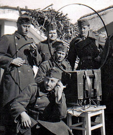 Венгерские солдаты у полевой радиостанции. 1941 г. 