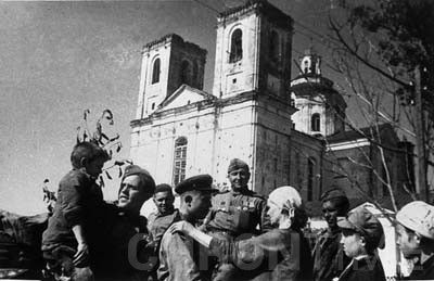 Жители города встречают освободителей. 4 июля 1944 г. 