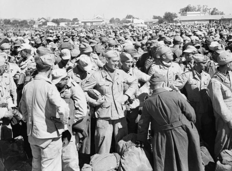 Немецкие и итальянские военнопленных в лагере для военнопленных в Громалии после падения Туниса. Май 1943 г.
