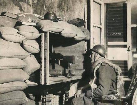 Французский солдат у импровизированного ДОТа. Франция, март 1940 г.