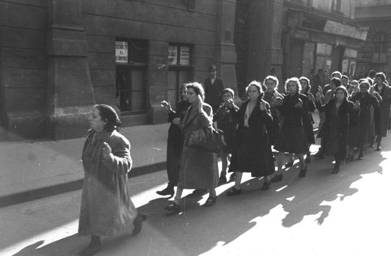 Арестованные евреи Будапештского гетто на марше смерти. 20–22 октября 1944 г.