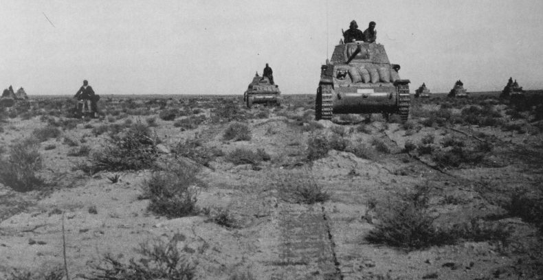 Итальянские танки M13/40 во время наступления ливийской пустыне в районе Соллума. Сентябрь 1940 г. 