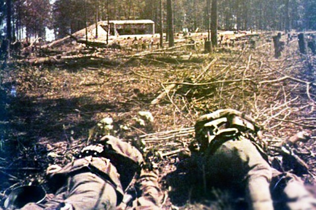 Убитые немецкие солдаты перед ДОТом Струмиловского УРа. 
