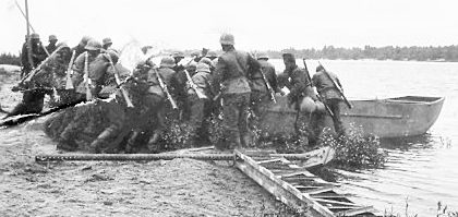Венгерские солдаты строят понтонный мост через реку Южный Буг в окрестностях Винницы. 1941 г.