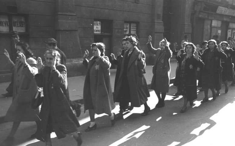 Арестованные евреи Будапештского гетто на марше смерти. 20–22 октября 1944 г.