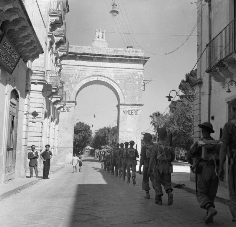 Британская пехота в городе Ното, Сицилия. 11 июля 1943 г. 