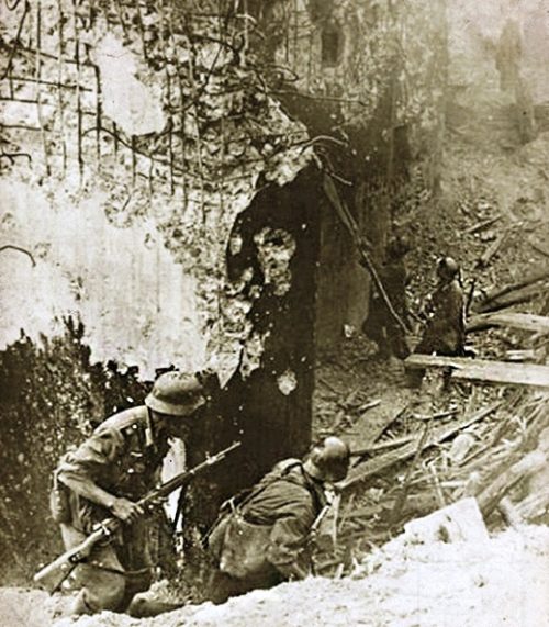 Немецкие солдаты возле разрушенного ДОТа Струмиловского УРа.