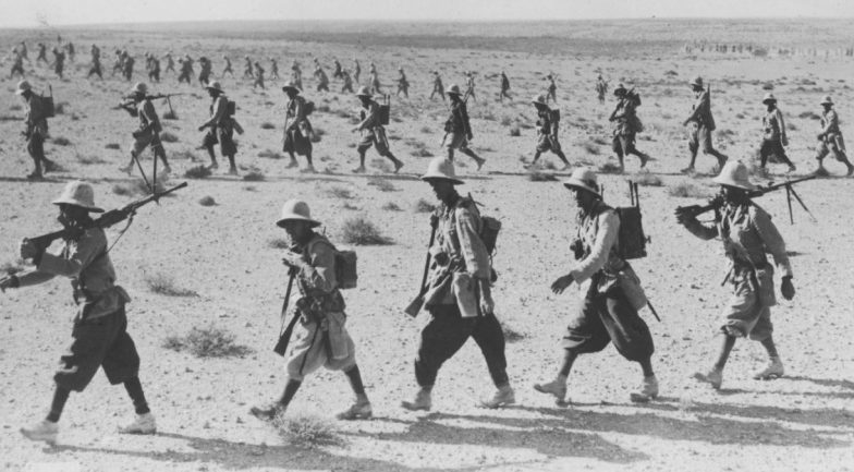 Итальянские пехотинцы на марше по пустыне в Британском Сомали. Сентябрь 1940 г. 