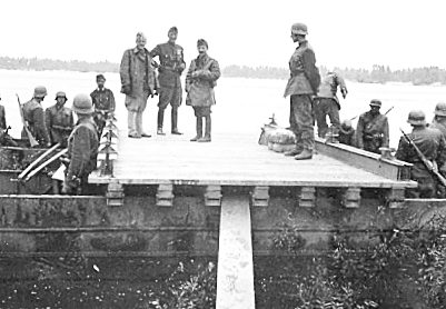Венгерские солдаты строят понтонный мост через реку Южный Буг в окрестностях Винницы. 1941 г.