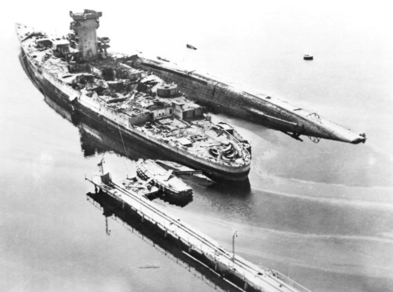 Затопленный французский флот в Тулоне. Ноябрь 1942 г.