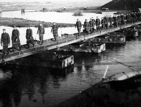 Венгерские солдаты на понтонном мосту через реку Южный Буг в окрестностях Винницы. 1941 г.