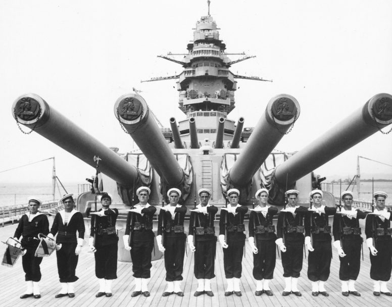 Моряки французского линкора «Strasbourg» в парадном строю перед башней главного калибра. Апрель 1940 г. 