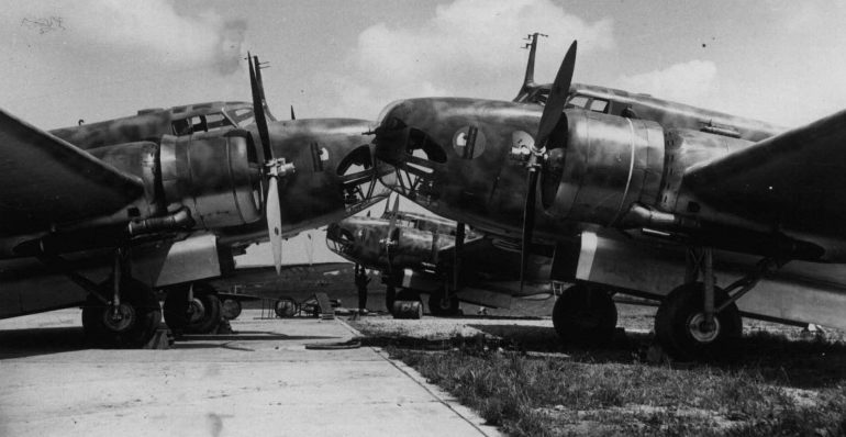 Бомбардировщики Fiat BR.20M «Cicogna» на полевом аэродроме в южной Италии. Октябрь 1940 г. 