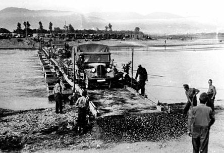 Понтонный мост на Восточном фронте. 1941 г. 