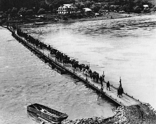 Понтонный мост через реку Днестр на Украине. 1941 г. 