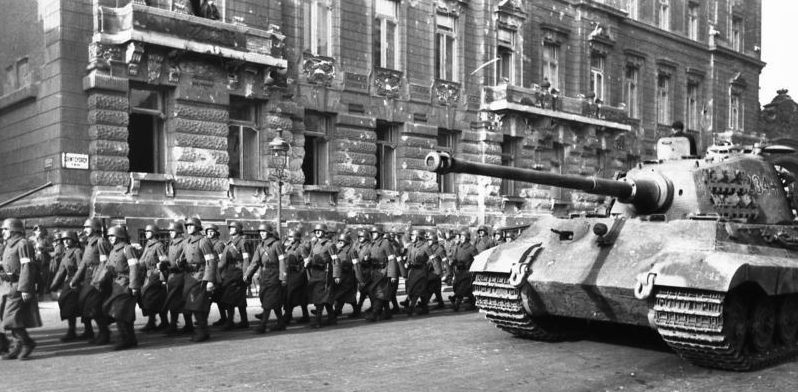 Немецкий танк «Тигр» на улице Будапешта. Октябрь 1944 г.