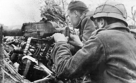 Пулеметный расчет на обороне Будапешта. Октябрь 1944 г. 