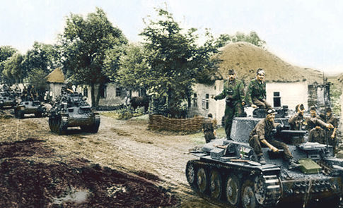 Венгерские танки в селе на Украине. Июль 1941 г.