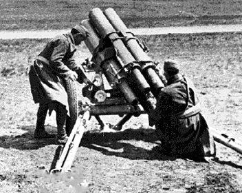 Расчет реактивного миномета у Будапешта. Октябрь 1944 г. 