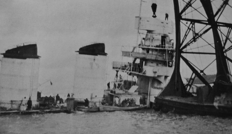 Итальянский линкор «Конте ди Кавур», затонувший в порту Таранто после британской бомбардировки. 11 ноября 1940 г.