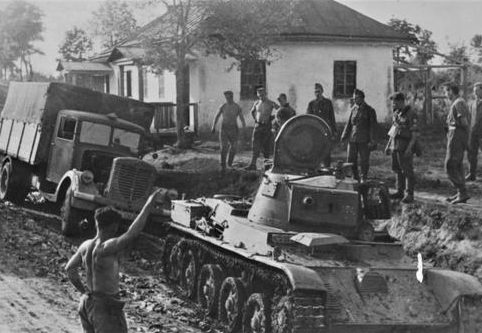 Венгерский танк 38M Toldi I вытаскивает немецкий грузовик в советской деревне. 1941 г. 
