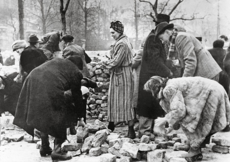 Жители Будапешта на сооружении баррикад. Октябрь 1944 г.