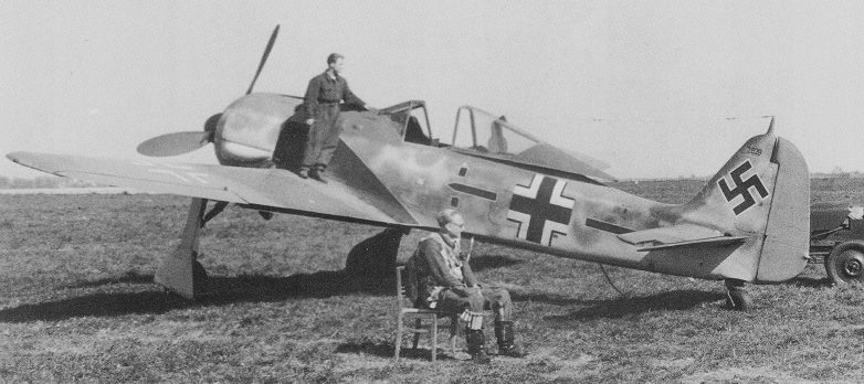 Истребитель Фокке-Вульф Fw.190A на аэродроме в Лионе. Ноябрь 1942 г. 