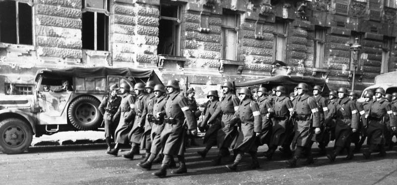 Члены фашисткой организации «Arrow Cross» (скрещенные стрелы) в Будапеште. Октябрь 1944 г.