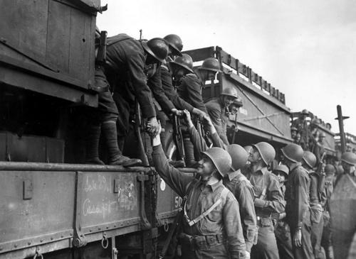 Французские и американские солдаты на железнодорожной станции в Оране, Алжир. 2 декабря 1942 г.
