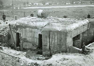 Советский бункер, уничтоженный словацкими солдатами на реке Сан в Леско (ныне Польша).