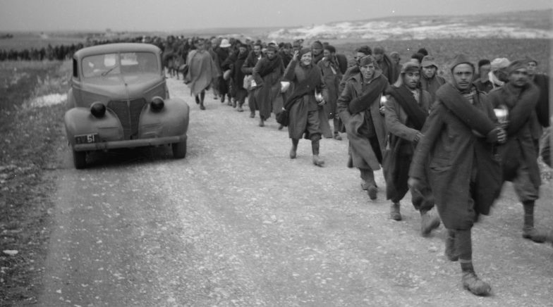 Колонна итальянских пленных в Палестине. Декабрь 1940 г. 