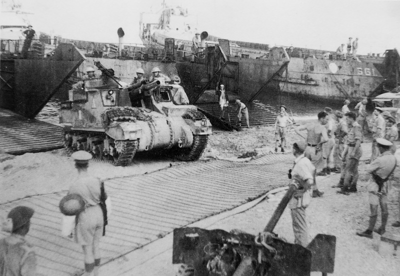 Высадка британской армии на побережье Италии в районе Реджо-ди-Калабрия. Сентябрь 1943 г. 