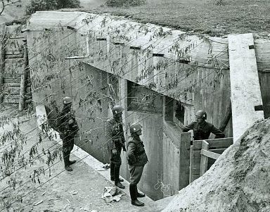 Немецкие солдаты у брошенного советского ДОТа в Перемышле. 