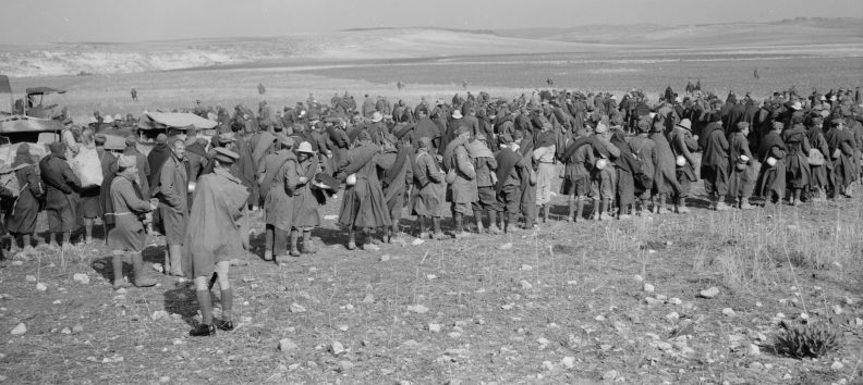 Итальянские пленные получают суп на станции Вади Сарар в Палестине. Декабрь 1940 г. 