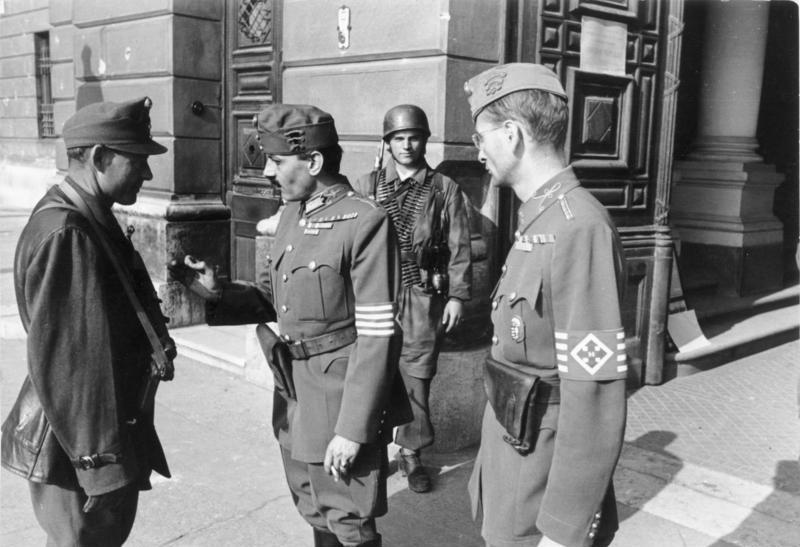 Члены фашисткой организации «Arrow Cross» (скрещенные стрелы) в Будапеште. Октябрь 1944 г.