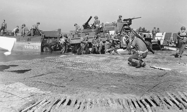 Высадка артиллерии во время вторжения в материковую Италию в Салерно. Сентябрь 1943 г.