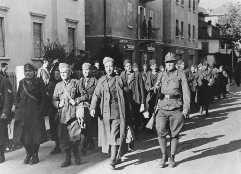 Разоруженные итальянские солдаты в плену в Больцано. Сентябрь 1943 г.