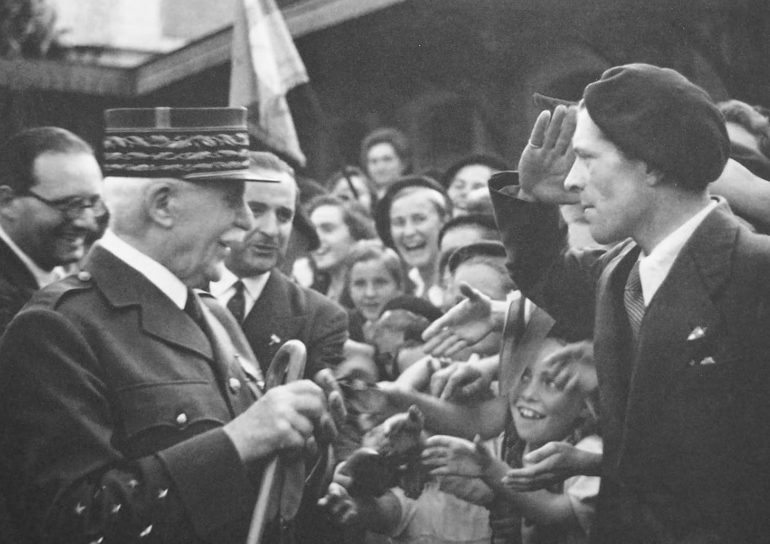 Граждане оккупированной Франции приветствуют главу Виши маршала Анри Филиппа Петэна. 1942 г.