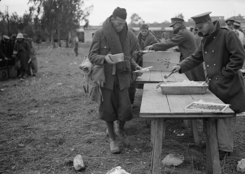 Итальянские пленные получают суп на станции Вади Сарар в Палестине. Декабрь 1940 г. 