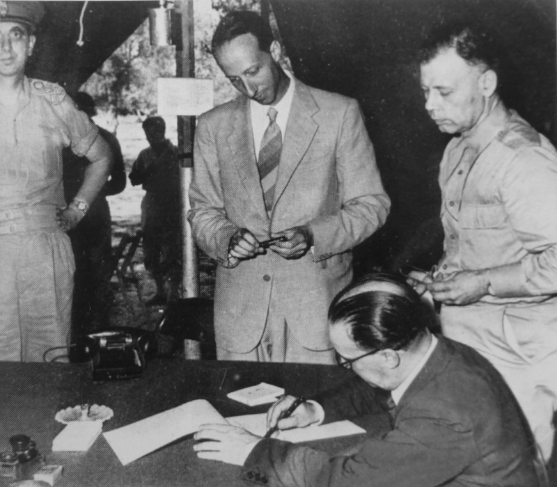 Бригадный генерал Джузеппе Кастеллано подписывает соглашение о перемирии между Италией и Союзниками. Сентябрь 1943 г. 