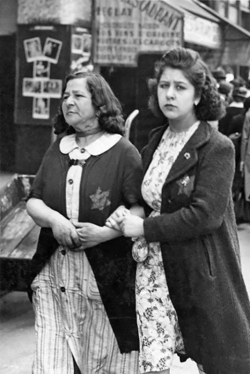 Еврейки с нашитой звездой Давида на улице Парижа. 1942 г.
