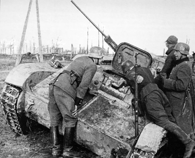 Немцы осматривают подбитый танк «Т-60». Апрель 1942 г.
