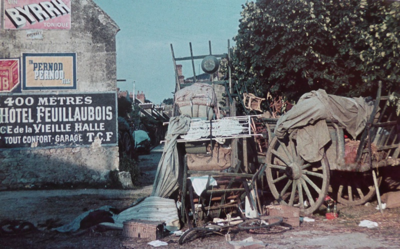Повозки, брошенные французскими беженцами в Шатонеф-сюр-Луар. Май 1940 г. 