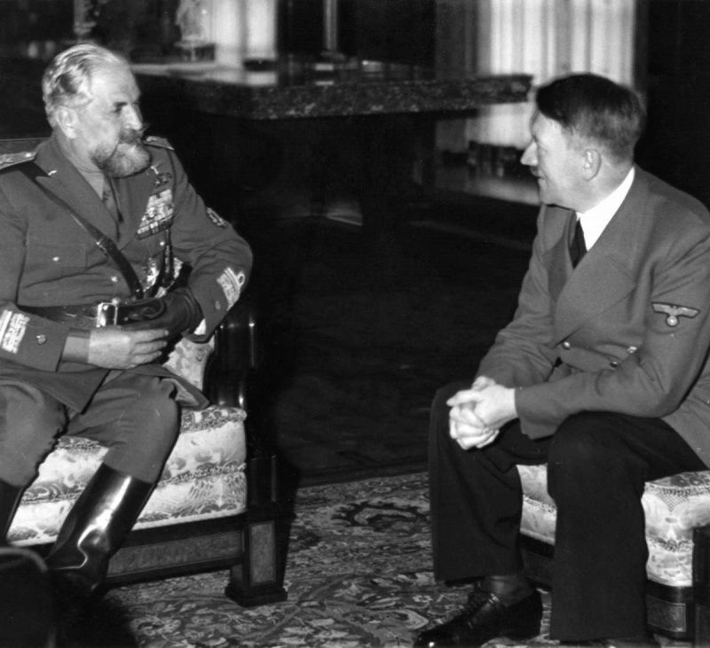А. Гитлер на переговорах с итальянским министром колоний генерал-лейтенантом А. Теруцци. 1940 г. 
