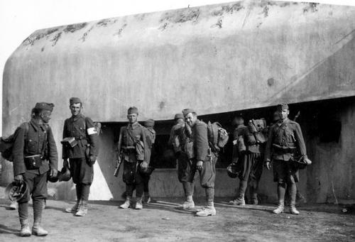 Венгерские солдаты осматривают захваченный советский бункер. 1941 г. 