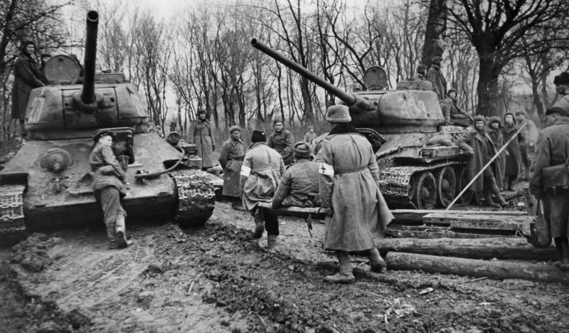 Советские танкисты эвакуируют раненых в районе Будапешта. Ноябрь 1944 г.