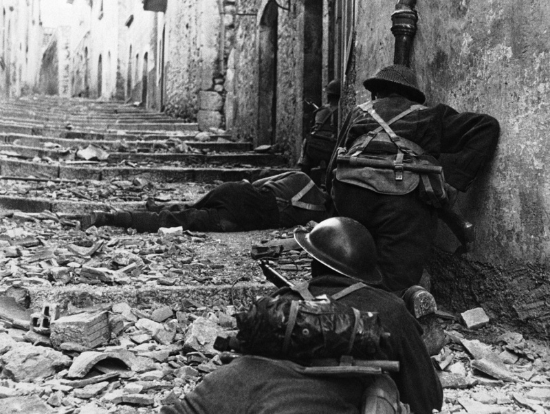 Солдаты 3-й канадской пехотной бригады в бою в итальянском городе Кампочиаро. Октябрь 1943 г. 