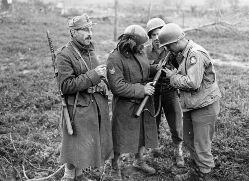 Итальянские и американские солдаты. Миньяно-Монте-Лунго, декабрь 1943 г. 